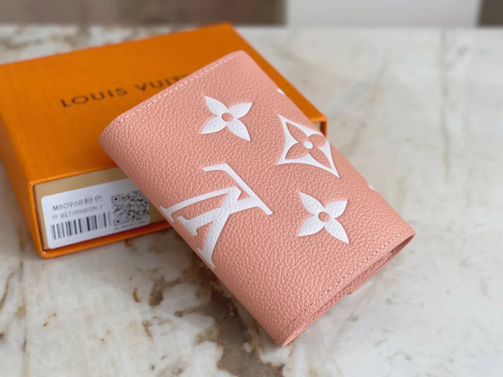 【 Top quality original order 】 The M80968 pink full leather three fold wallet series VICTORINE wallet features classic Monogram embossing in Monogram Imprente soft grain leather, making it more exquisite in a two tone effect. Doudou Trifold Short Clip Wallet OO [handshake] [handshake] The compact configuration can easily accommodate banknotes, coins, and cards. Detailed features 12 x 9.5 x 1.5cm.