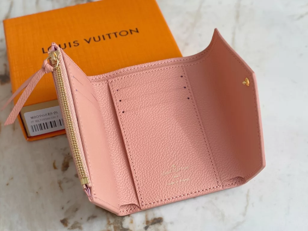 【 Top quality original order 】 The M80968 pink full leather three fold wallet series VICTORINE wallet features classic Monogram embossing in Monogram Imprente soft grain leather, making it more exquisite in a two tone effect. Doudou Trifold Short Clip Wallet OO [handshake] [handshake] The compact configuration can easily accommodate banknotes, coins, and cards. Detailed features 12 x 9.5 x 1.5cm.