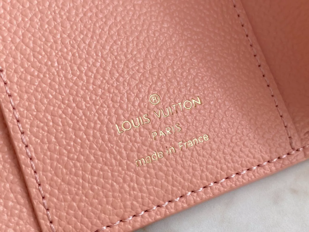 【 Top quality original order 】 The M80968 pink full leather three fold wallet series VICTORINE wallet features classic Monogram embossing in Monogram Imprente soft grain leather, making it more exquisite in a two tone effect. Doudou Trifold Short Clip Wallet OO [handshake] [handshake] The compact configuration can easily accommodate banknotes, coins, and cards. Detailed features 12 x 9.5 x 1.5cm.