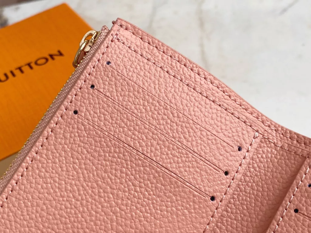 【 Top quality original order 】 The M80968 pink full leather three fold wallet series VICTORINE wallet features classic Monogram embossing in Monogram Imprente soft grain leather, making it more exquisite in a two tone effect. Doudou Trifold Short Clip Wallet OO [handshake] [handshake] The compact configuration can easily accommodate banknotes, coins, and cards. Detailed features 12 x 9.5 x 1.5cm.