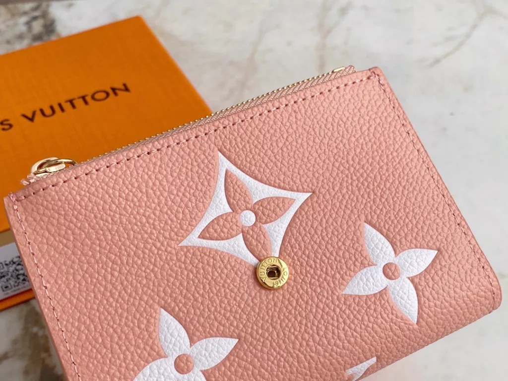 【 Top quality original order 】 The M80968 pink full leather three fold wallet series VICTORINE wallet features classic Monogram embossing in Monogram Imprente soft grain leather, making it more exquisite in a two tone effect. Doudou Trifold Short Clip Wallet OO [handshake] [handshake] The compact configuration can easily accommodate banknotes, coins, and cards. Detailed features 12 x 9.5 x 1.5cm.