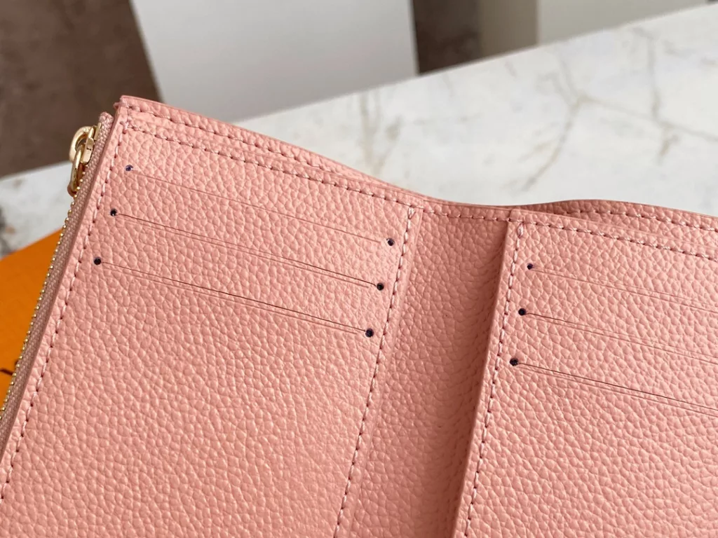 【 Top quality original order 】 The M80968 pink full leather three fold wallet series VICTORINE wallet features classic Monogram embossing in Monogram Imprente soft grain leather, making it more exquisite in a two tone effect. Doudou Trifold Short Clip Wallet OO [handshake] [handshake] The compact configuration can easily accommodate banknotes, coins, and cards. Detailed features 12 x 9.5 x 1.5cm.