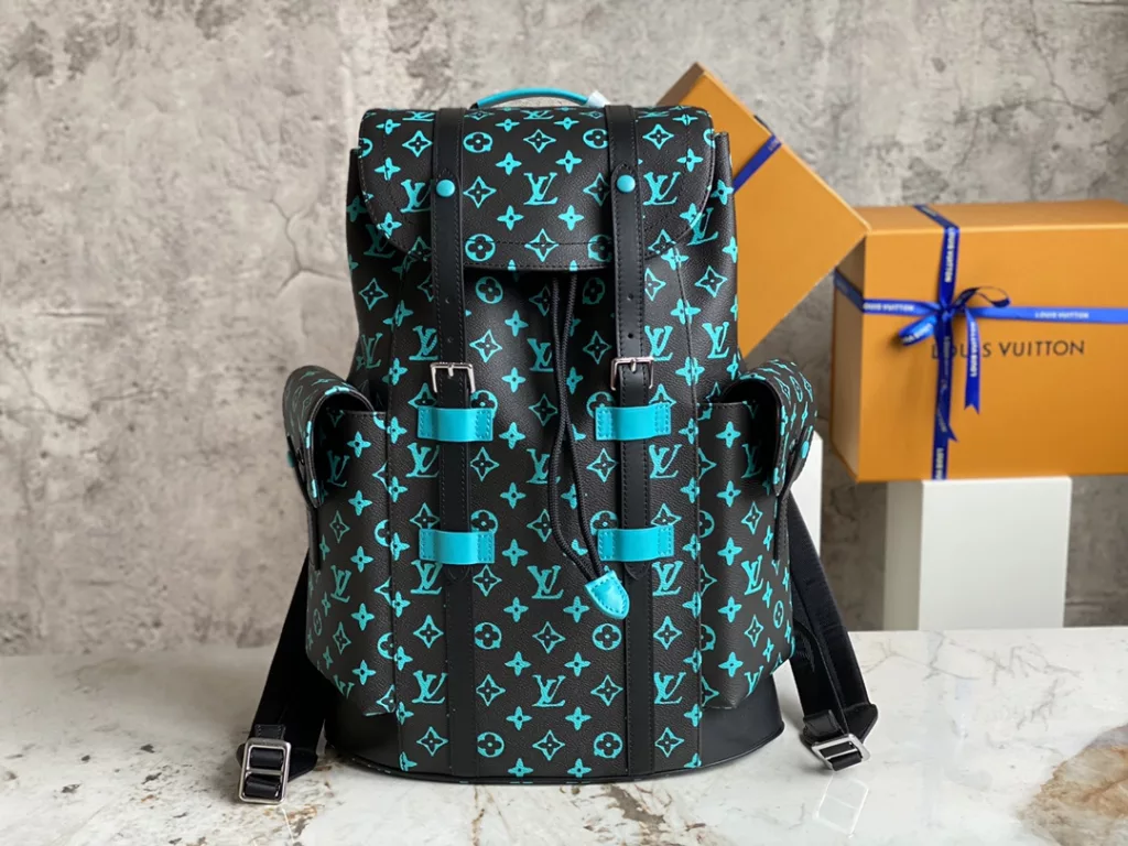 【 Top quality original order 】 M21936 Blue Green Flower Backpack Series CHRISTOPHER Medium Backpack This Christopher Medium Backpack is made of coated canvas, with Monogram flowers and LV logo illuminated on a dark background. Contrast stitching leather trim and LV lettering leather trim infuse a tough and masculine vibe. The side pockets and iPad inner pockets create a diverse range of functions and fashionable textures. Detailed features 38 x 44 x 21 cm. (This model does not come with a box)