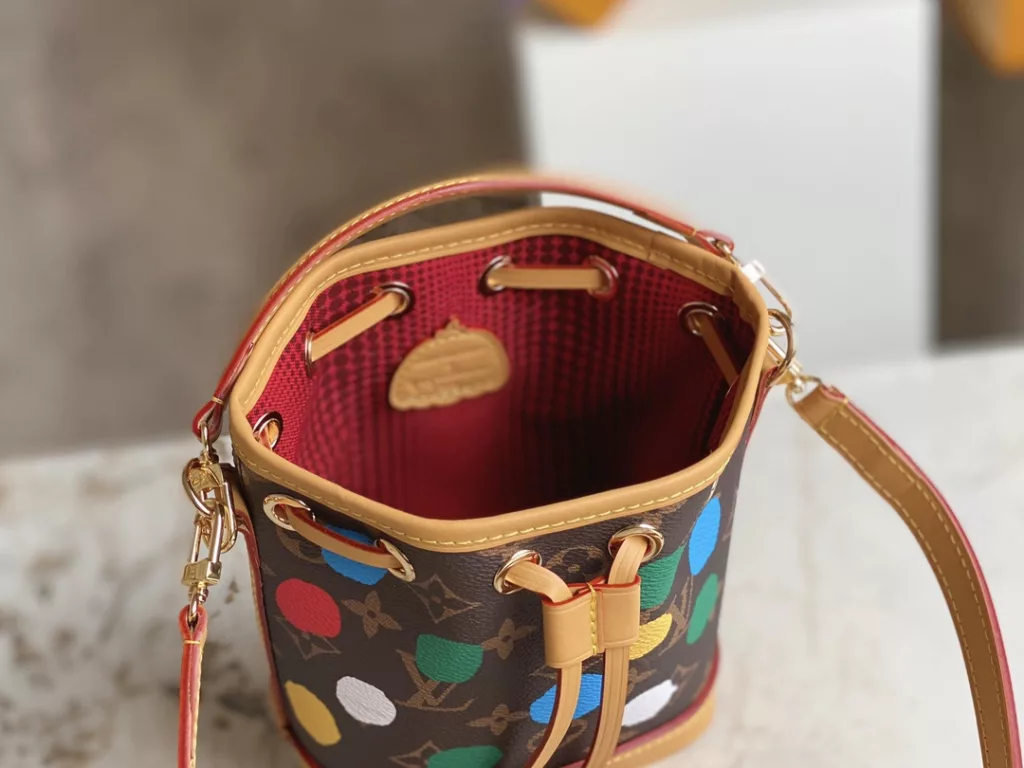 【 Top quality original order 】 M81836 vintage silk printed bucket bag series This Nano No é handbag concentrates on the classic configuration of the 1932 No é handbag, blending traditional design and contemporary features with Monogram canvas and cow leather trim. Enough space can accommodate keys, clips, mobile phones and other travel needs. The detachable handle and the detachable and adjustable shoulder strap realize a variety of carrying ways. Dimensions: 13 x 16 x 10 cm