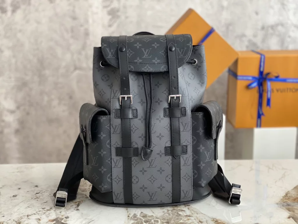 【 Top quality original order 】 M46331 Grey Flower Backpack Series M45419 Small This Christopher Small Backpack combines Monogram Eclipse Reverse canvas and leather trim, presenting the rough texture of a hiking bag in a slightly smaller size. The side pocket is easy to access and store accompanying items, and a leather flip with a snap closure ensures secure storage. Size: 32 x 39 x 12cm.