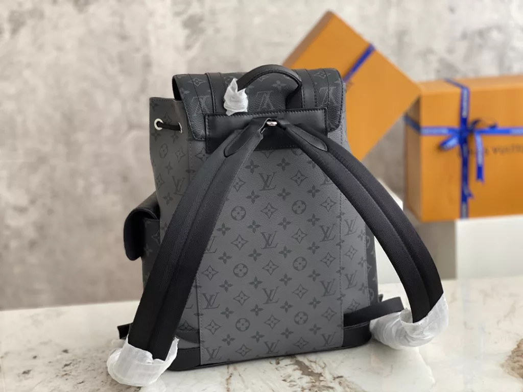 【 Top quality original order 】 M46331 Grey Flower Backpack Series M45419 Small This Christopher Small Backpack combines Monogram Eclipse Reverse canvas and leather trim, presenting the rough texture of a hiking bag in a slightly smaller size. The side pocket is easy to access and store accompanying items, and a leather flip with a snap closure ensures secure storage. Size: 32 x 39 x 12cm.