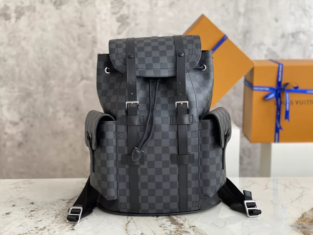 【 Top quality original order 】 M46247 Black Checker Backpack Series M41379 Small This Christopher Small Backpack combines Monogram Eclipse Reverse canvas and leather trim, presenting the rough texture of a hiking bag in a slightly smaller size. The side pocket is easy to access and store accompanying items, and a leather flip with a snap closure ensures secure storage. Size: 32 x 39 x 12cm.