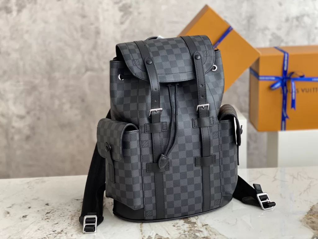 【 Top quality original order 】 M46247 Black Checker Backpack Series M41379 Small This Christopher Small Backpack combines Monogram Eclipse Reverse canvas and leather trim, presenting the rough texture of a hiking bag in a slightly smaller size. The side pocket is easy to access and store accompanying items, and a leather flip with a snap closure ensures secure storage. Size: 32 x 39 x 12cm.