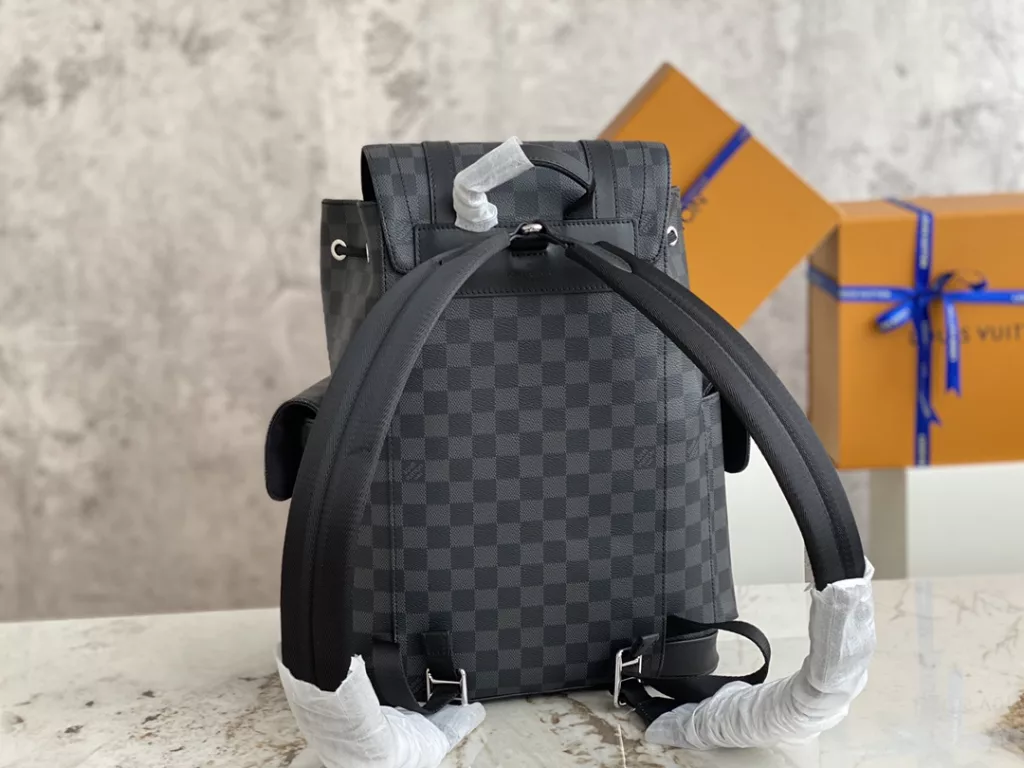 【 Top quality original order 】 M46247 Black Checker Backpack Series M41379 Small This Christopher Small Backpack combines Monogram Eclipse Reverse canvas and leather trim, presenting the rough texture of a hiking bag in a slightly smaller size. The side pocket is easy to access and store accompanying items, and a leather flip with a snap closure ensures secure storage. Size: 32 x 39 x 12cm.