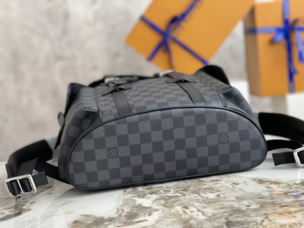 【 Top quality original order 】 M46247 Black Checker Backpack Series M41379 Small This Christopher Small Backpack combines Monogram Eclipse Reverse canvas and leather trim, presenting the rough texture of a hiking bag in a slightly smaller size. The side pocket is easy to access and store accompanying items, and a leather flip with a snap closure ensures secure storage. Size: 32 x 39 x 12cm.