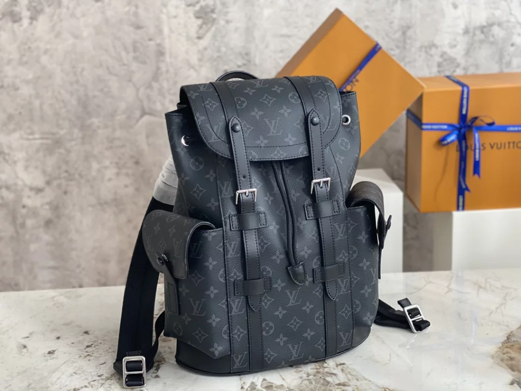 【 Top quality original order 】 M46247 black backpack series This Christopher backpack concentrates on classic design dimensions, continuing iconic elements such as side pockets and snap back straps. Monogram Macassar canvas with bright cowhide leather trim and a tablet inner pocket provide a modern way to carry your daily needs. Detailed features 32 x 39 x 12 cm