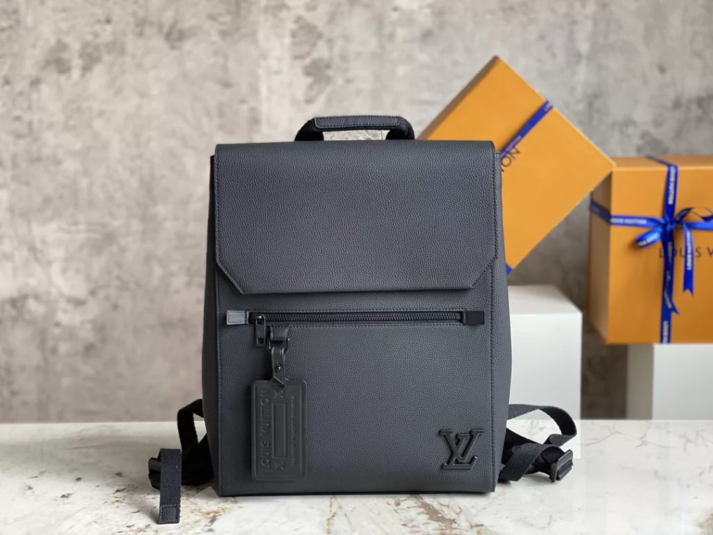 The M21367 black full leather backpack series is a brand new LV takeoff backpack with a refined and innovative style. Delicate cow leather is as soft as old-fashioned aviation letterhead, embellished with a matte metal LV logo. The main compartment and flip front pocket provide ample accompanying space for weekend outings or city strolls. Size: 33x12x38cm