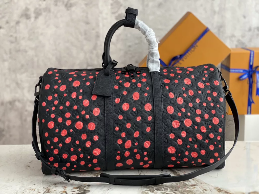 【 Top quality original order 】 M21674 black full leather embossed travel bag series This Keepall travel bag features a delicate cow leather embossed Monogram pattern, revitalizing the brand's classic work while witnessing craftsmanship. The cabin luggage size can easily accommodate short distance travel needs. Dimensions: 50 x 29 x 23 cm