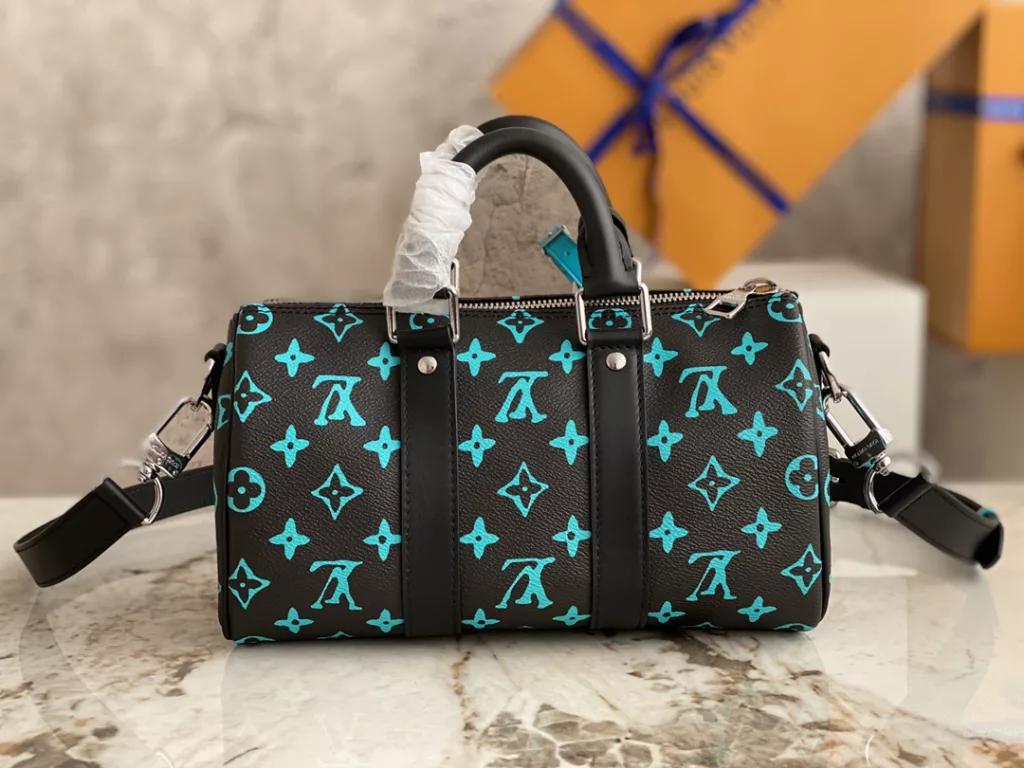 【 Top quality original order 】 M21938 Blue Green Flower Men's Pillow Bag Series This Keepall 25 handbag is made of Monogram Eclipse Reverse canvas, showcasing the elegant and refined design of the Louis Vuitton classic. Reinforced straps and leather nameplates continue the iconic elements of the Keepall collection, with zippers opening and closing to ensure personal belongings are safe to carry with you. Dimensions: 25.0 x 15.0 x 11.0 cm