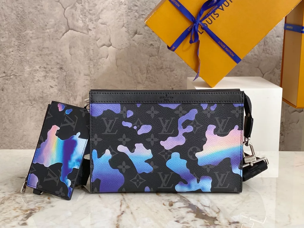 【 Top quality original order 】 M81753 silk printed two-piece crossbody bag series This Gaston Wearable Wallet handbag combines the functions of a wallet and a small handbag: the exquisite configuration derived from the Pochette Voyage handbag can accommodate accompanying items such as smartphones, and the detachable and adjustable shoulder strap comes with a detachable clip for easy touch free payment. 22 x 14.5 x 4.5 cm