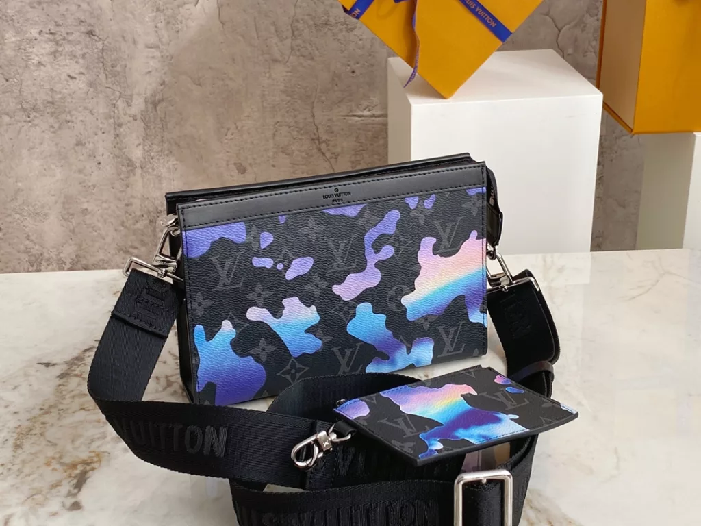 【 Top quality original order 】 M81753 silk printed two-piece crossbody bag series This Gaston Wearable Wallet handbag combines the functions of a wallet and a small handbag: the exquisite configuration derived from the Pochette Voyage handbag can accommodate accompanying items such as smartphones, and the detachable and adjustable shoulder strap comes with a detachable clip for easy touch free payment. 22 x 14.5 x 4.5 cm