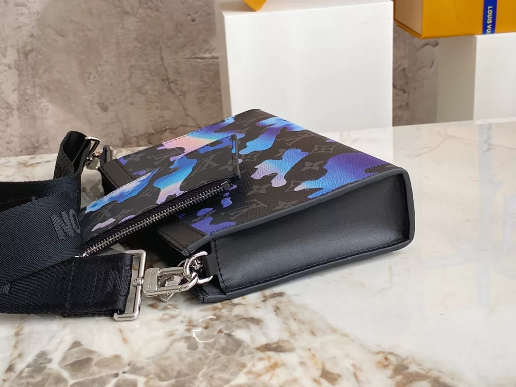 【 Top quality original order 】 M81753 silk printed two-piece crossbody bag series This Gaston Wearable Wallet handbag combines the functions of a wallet and a small handbag: the exquisite configuration derived from the Pochette Voyage handbag can accommodate accompanying items such as smartphones, and the detachable and adjustable shoulder strap comes with a detachable clip for easy touch free payment. 22 x 14.5 x 4.5 cm