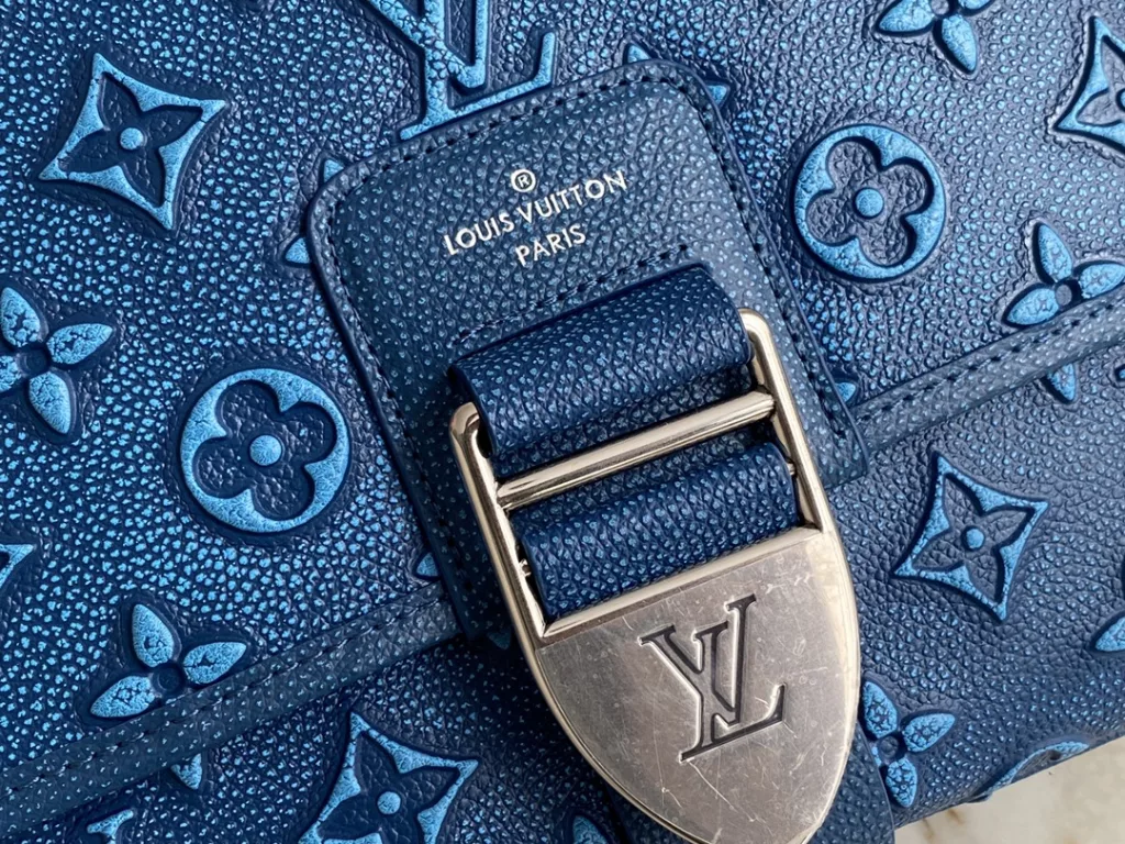 [Top Original Order and High Quality] M21358 Blue Men's Bag Messenger bag Series ARCHY Medium Messenger bag New embossed pattern This Arch Medium Messenger bag is made of cow leather. Through printing and embossing process, the Monogram pattern gradually fades out, with reinforced leather corners. The detachable and adjustable jacquard shoulder strap presents the Louis Vuitton logo, with a soft configuration for a comfortable carrying experience. Dimensions: 35 x 24 x 8 cm