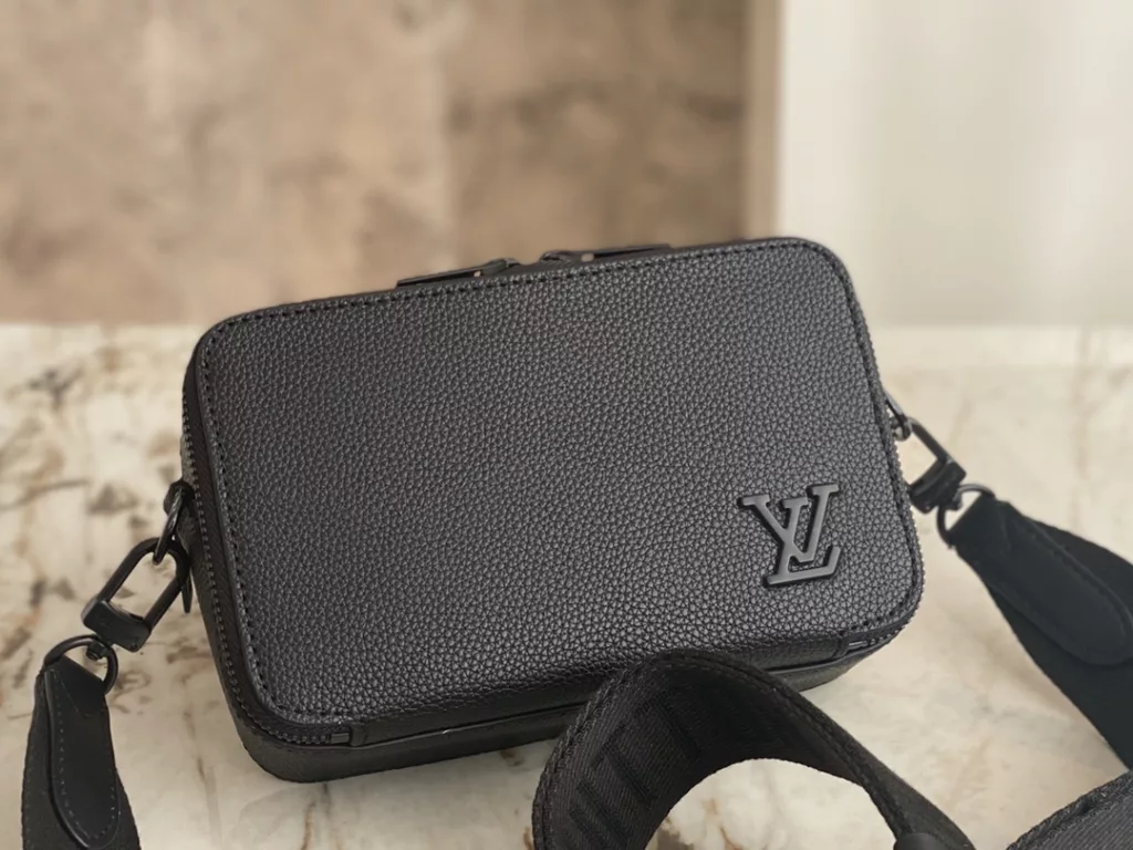 【 Top quality original order 】 M59161 black full leather box bag series This Alpha Wearable wallet is made of grain leather and metal parts, and comes with detachable or adjustable shoulder straps. The organ structure can accommodate mobile phones, cash, cards, and other small belongings. Size: 18.5 x 11 x 6.5 cm