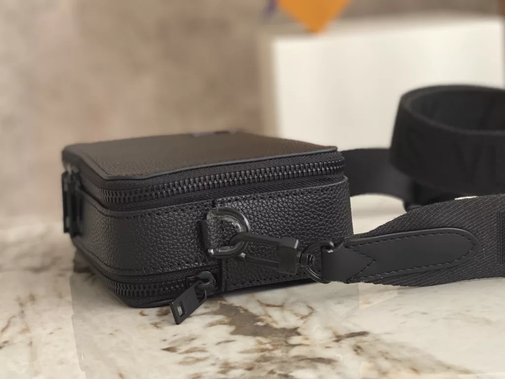 【 Top quality original order 】 M59161 black full leather box bag series This Alpha Wearable wallet is made of grain leather and metal parts, and comes with detachable or adjustable shoulder straps. The organ structure can accommodate mobile phones, cash, cards, and other small belongings. Size: 18.5 x 11 x 6.5 cm