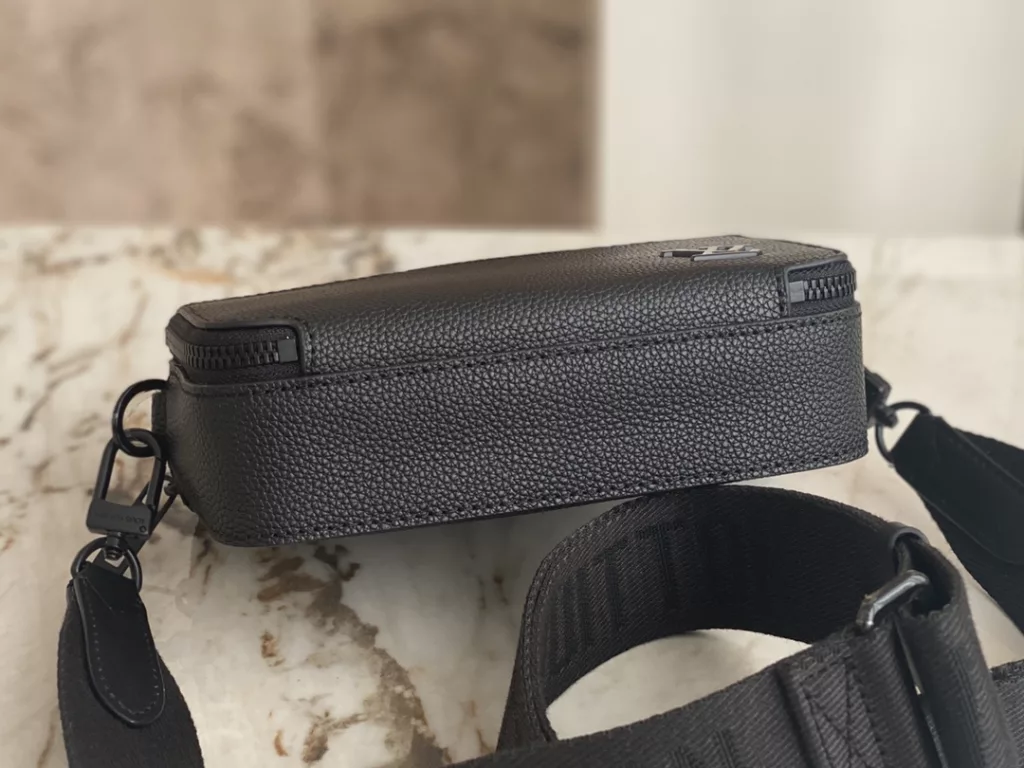 【 Top quality original order 】 M59161 black full leather box bag series This Alpha Wearable wallet is made of grain leather and metal parts, and comes with detachable or adjustable shoulder straps. The organ structure can accommodate mobile phones, cash, cards, and other small belongings. Size: 18.5 x 11 x 6.5 cm