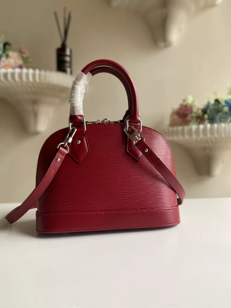 The top-level original ALMA BB handbag M40301 Carmine Red This Alma BB handbag M40302 M80862 presents a classic configuration in Epi grain leather, incorporating iconic elements such as a padlock, hand sewn Toron handle, and keycase. Removable shoulder straps for shoulder to shoulder or crossbody. Size: 23.5 * 17.5 * 11.5 cm