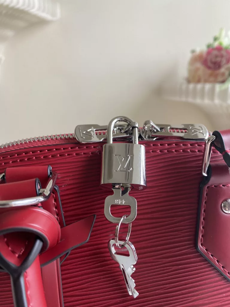 The top-level original ALMA BB handbag M40301 Carmine Red This Alma BB handbag M40302 M80862 presents a classic configuration in Epi grain leather, incorporating iconic elements such as a padlock, hand sewn Toron handle, and keycase. Removable shoulder straps for shoulder to shoulder or crossbody. Size: 23.5 * 17.5 * 11.5 cm