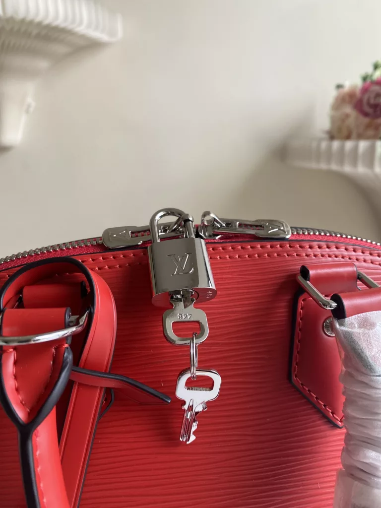 The top-level original ALMA BB handbag M40301 Carmine Red This Alma BB handbag M40302 M80862 presents a classic configuration in Epi grain leather, incorporating iconic elements such as a padlock, hand sewn Toron handle, and keycase. Removable shoulder straps for shoulder to shoulder or crossbody. Size: 23.5 * 17.5 * 11.5 cm