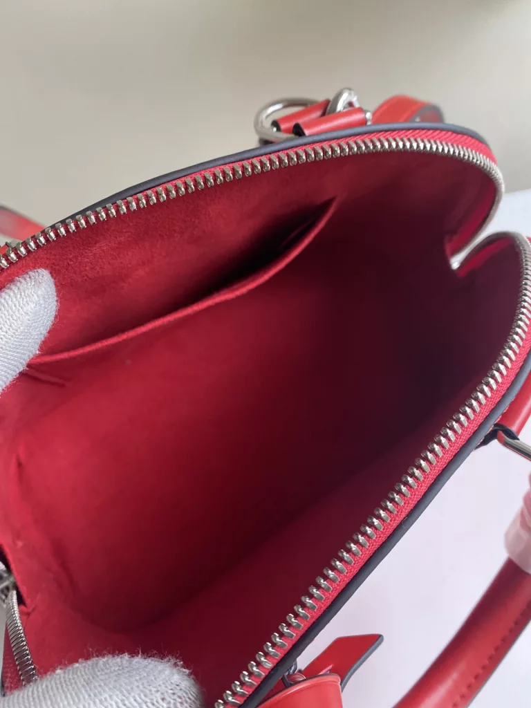 The top-level original ALMA BB handbag M40301 Carmine Red This Alma BB handbag M40302 M80862 presents a classic configuration in Epi grain leather, incorporating iconic elements such as a padlock, hand sewn Toron handle, and keycase. Removable shoulder straps for shoulder to shoulder or crossbody. Size: 23.5 * 17.5 * 11.5 cm