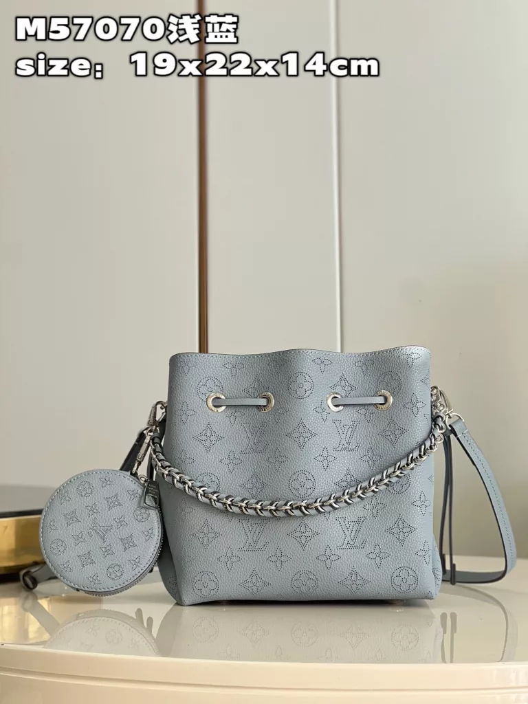 【 Top quality original order 】 M57070 Light Blue Full Leather Bucket Bag Series M21144 This Bella handbag is made of perforated cow leather, which shines metallic luster in a lightweight texture. Drawstring folding bucket configuration, chain and leather woven handle for easy carrying and elbow carrying, detachable and adjustable shoulder strap adds shoulder and shoulder options, paired with a detachable circular zero wallet. Size: 19 x 22 x 14 centimeters (length x height x width).