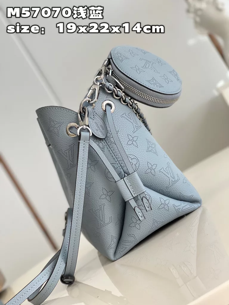 【 Top quality original order 】 M57070 Light Blue Full Leather Bucket Bag Series M21144 This Bella handbag is made of perforated cow leather, which shines metallic luster in a lightweight texture. Drawstring folding bucket configuration, chain and leather woven handle for easy carrying and elbow carrying, detachable and adjustable shoulder strap adds shoulder and shoulder options, paired with a detachable circular zero wallet. Size: 19 x 22 x 14 centimeters (length x height x width).