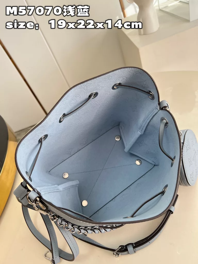 【 Top quality original order 】 M57070 Light Blue Full Leather Bucket Bag Series M21144 This Bella handbag is made of perforated cow leather, which shines metallic luster in a lightweight texture. Drawstring folding bucket configuration, chain and leather woven handle for easy carrying and elbow carrying, detachable and adjustable shoulder strap adds shoulder and shoulder options, paired with a detachable circular zero wallet. Size: 19 x 22 x 14 centimeters (length x height x width).