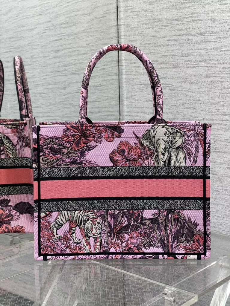 Tote's latest concept zoo spring/summer collection features romantic floral embroidery patterns, high-end color matching, iconic letters, oversized design, concave shaped artifact, and stylish essentials. The capacity is also appropriate, and just throw various miscellaneous items inside. size: 36 * 18 * 28cm