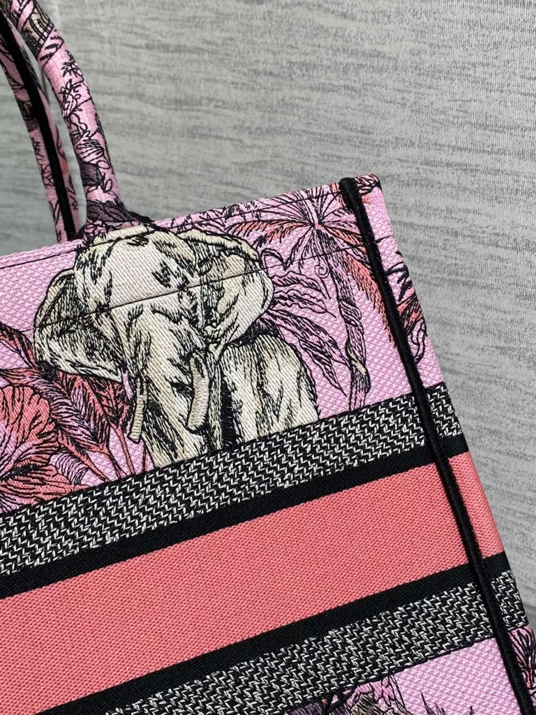 Tote's latest concept zoo spring/summer collection features romantic floral embroidery patterns, high-end color matching, iconic letters, oversized design, concave shaped artifact, and stylish essentials. The capacity is also appropriate, and just throw various miscellaneous items inside. size: 36 * 18 * 28cm