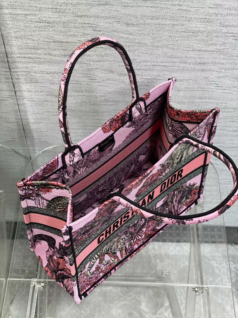 Tote's latest concept zoo spring/summer collection features romantic floral embroidery patterns, high-end color matching, iconic letters, oversized design, concave shaped artifact, and stylish essentials. The capacity is also appropriate, and just throw various miscellaneous items inside. size: 36 * 18 * 28cm