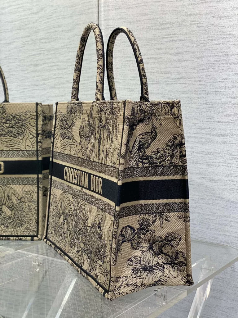 Tote's latest spring/summer collection 🙋🏻‍♀️， Advanced jungle tiger pattern, minimalist color matching, exquisite embroidery, iconic letters, oversized design, concave shaped artifact 💪🏻， Fashion essence must be paid in, and the capacity is also appropriate. Just throw various miscellaneous items inside 😜 Size: 42 * 18 * 35cm