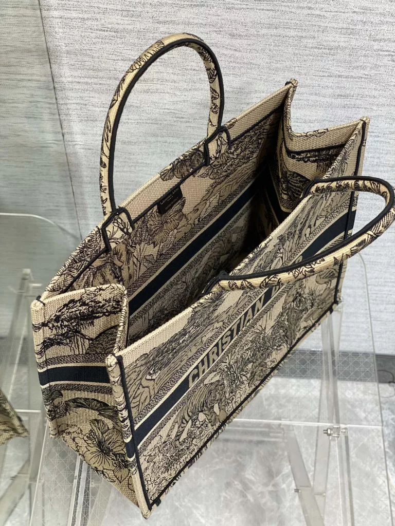 Tote's latest spring/summer collection 🙋🏻‍♀️， Advanced jungle tiger pattern, minimalist color matching, exquisite embroidery, iconic letters, oversized design, concave shaped artifact 💪🏻， Fashion essence must be paid in, and the capacity is also appropriate. Just throw various miscellaneous items inside 😜 Size: 42 * 18 * 35cm