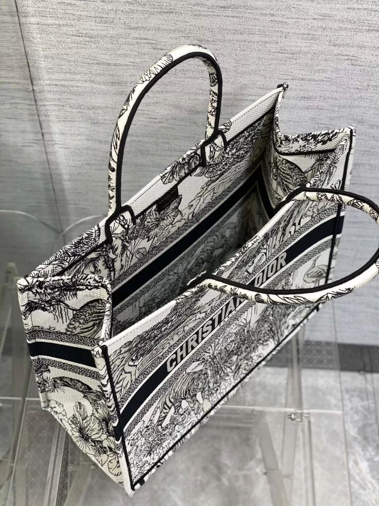 Tote's latest spring/summer collection 🙋🏻‍♀️， Advanced jungle tiger pattern, minimalist color matching, exquisite embroidery, iconic letters, oversized design, concave shaped artifact 💪🏻， Fashion essence must be paid in, and the capacity is also appropriate. Just throw various miscellaneous items inside 😜 Size: 42 * 18 * 35cm