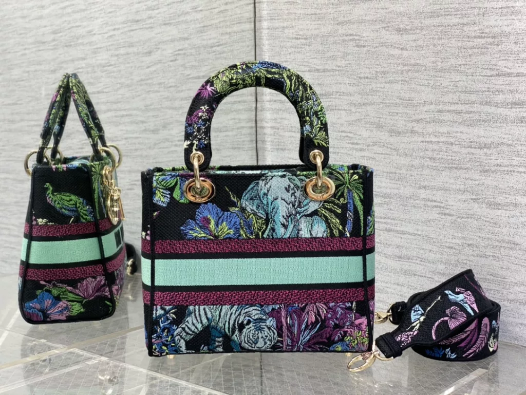 Lady's latest concept of zoo embroidery series, full of immortality, classic graphic embroidery, and exquisite craftsmanship 🔍， Perfect color scheme, overall fashionable yet retro, high-end yet romantic 💓 Size: 24cm