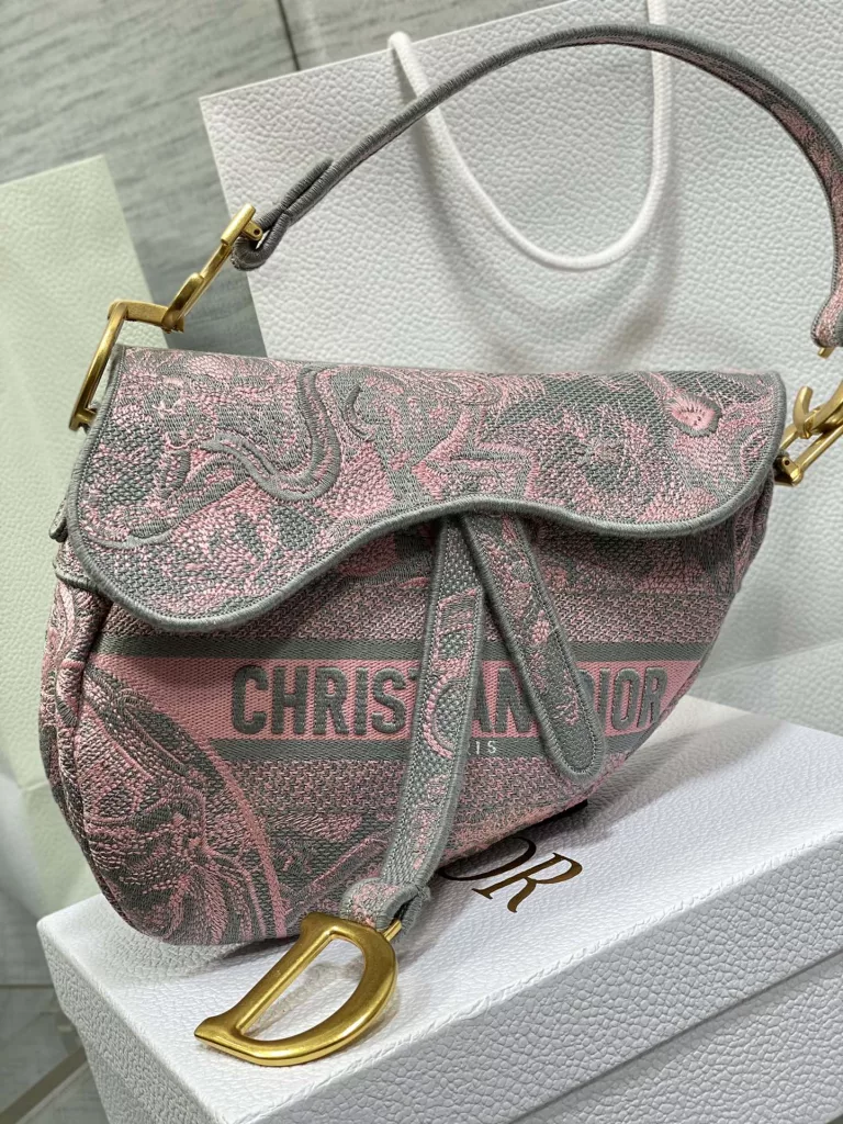 Saddle bag grey and pink tiger embroidery, fashion is reincarnation, exquisite jungle embroidery patterns, large logo letter design ⭐ Make the entire bag more handsome and long-lasting 🍀， Adding vitality to this bag, it is a stylish and exclusive bag 👏 🏼 size: 25cm