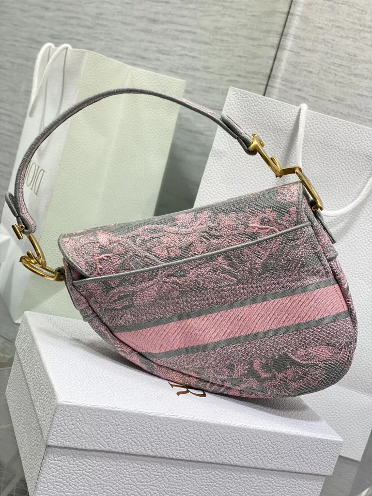 Saddle bag grey and pink tiger embroidery, fashion is reincarnation, exquisite jungle embroidery patterns, large logo letter design ⭐ Make the entire bag more handsome and long-lasting 🍀， Adding vitality to this bag, it is a stylish and exclusive bag 👏 🏼 size: 25cm