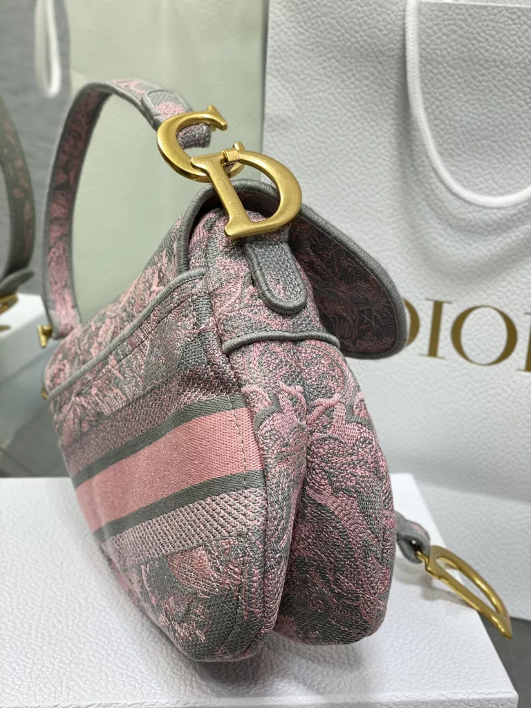 Saddle bag grey and pink tiger embroidery, fashion is reincarnation, exquisite jungle embroidery patterns, large logo letter design ⭐ Make the entire bag more handsome and long-lasting 🍀， Adding vitality to this bag, it is a stylish and exclusive bag 👏 🏼 size: 25cm