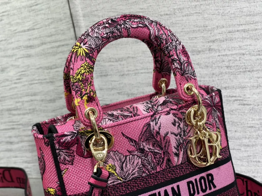 Lady's latest concept of zoo embroidery series, full of immortality, classic graphic embroidery, and exquisite craftsmanship 🔍， Perfect color scheme, overall fashionable yet retro, high-end yet romantic 💓 Size: 24cm