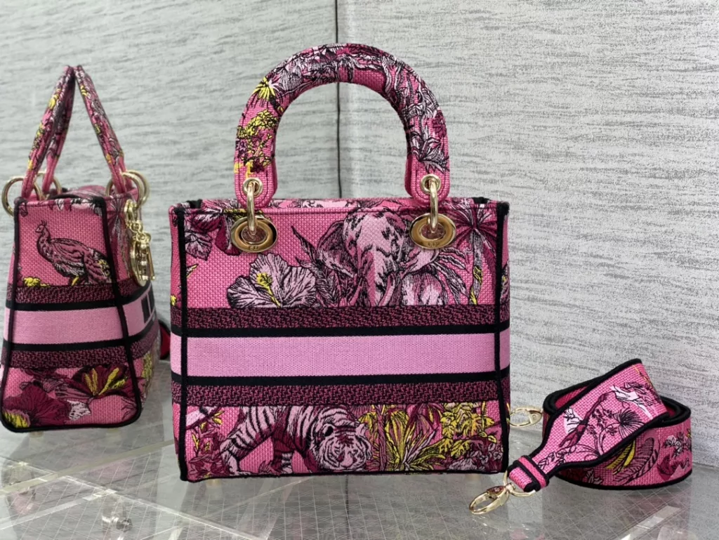 Lady's latest concept of zoo embroidery series, full of immortality, classic graphic embroidery, and exquisite craftsmanship 🔍， Perfect color scheme, overall fashionable yet retro, high-end yet romantic 💓 Size: 24cm