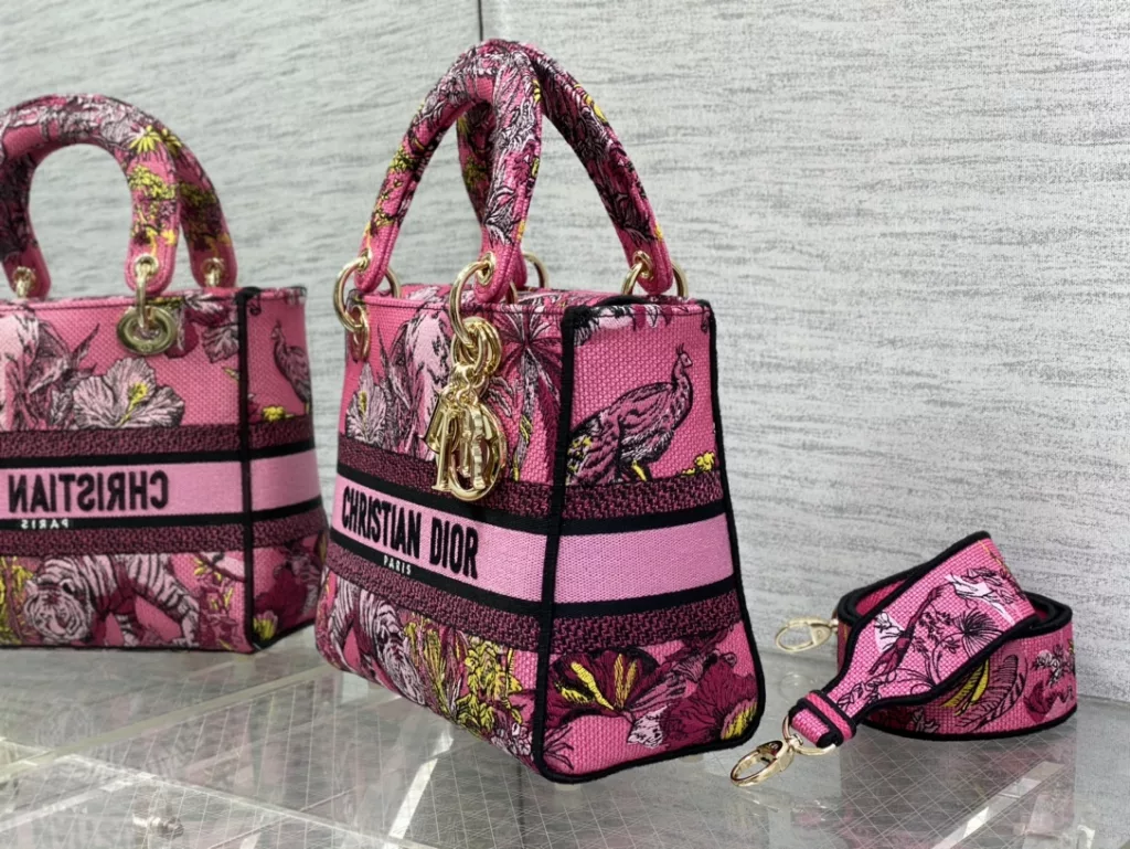 Lady's latest concept of zoo embroidery series, full of immortality, classic graphic embroidery, and exquisite craftsmanship 🔍， Perfect color scheme, overall fashionable yet retro, high-end yet romantic 💓 Size: 24cm