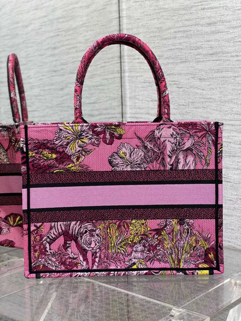 Tote's latest concept zoo spring/summer collection features romantic floral embroidery patterns, high-end color matching, iconic letters, oversized design, concave shaped artifact, and stylish essentials. The capacity is also appropriate, and just throw various miscellaneous items inside. size: 36 * 18 * 28cm