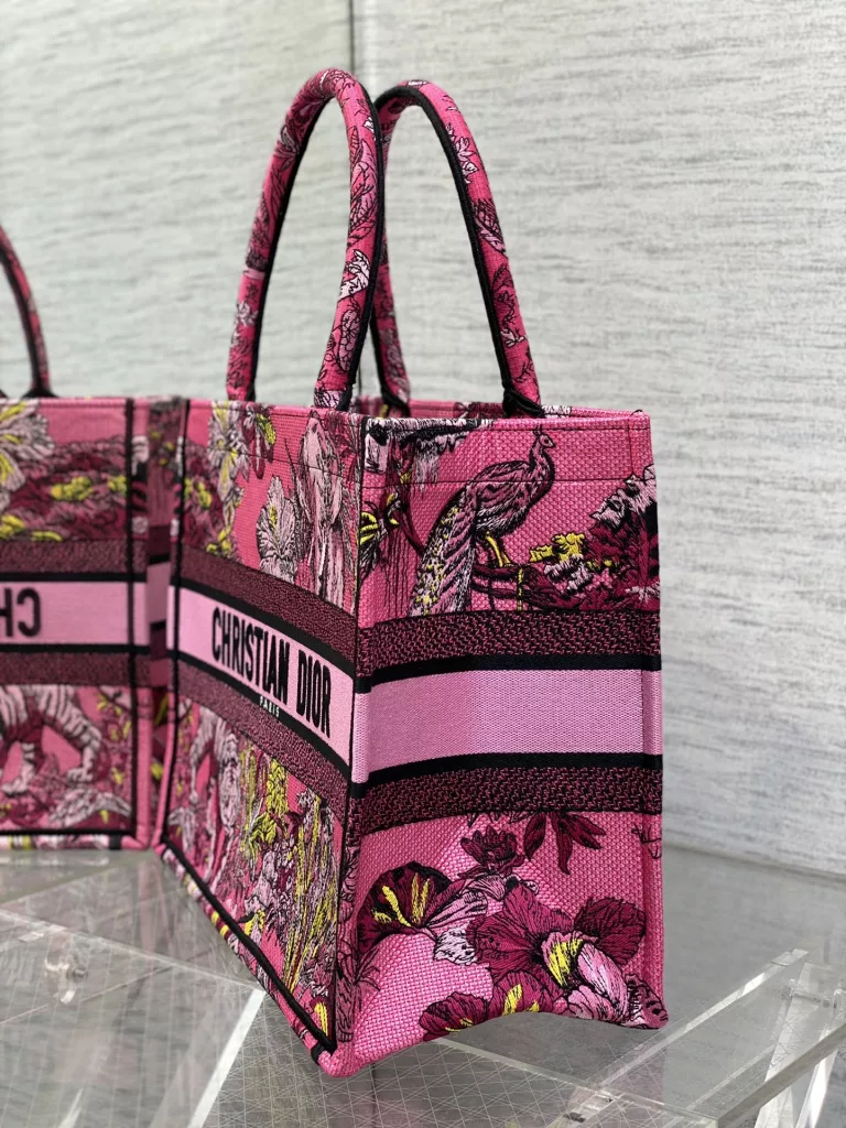 Tote's latest concept zoo spring/summer collection features romantic floral embroidery patterns, high-end color matching, iconic letters, oversized design, concave shaped artifact, and stylish essentials. The capacity is also appropriate, and just throw various miscellaneous items inside. size: 36 * 18 * 28cm