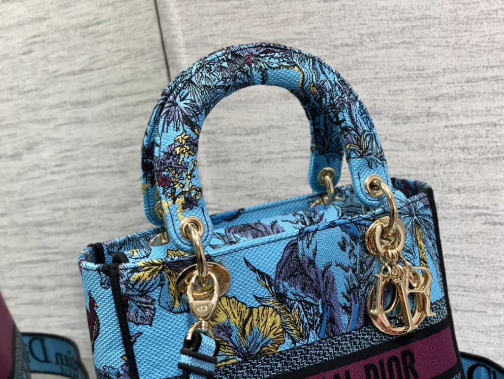 Lady's latest concept of zoo embroidery series, full of immortality, classic graphic embroidery, and exquisite craftsmanship 🔍， Perfect color scheme, overall fashionable yet retro, high-end yet romantic 💓 Size: 24cm