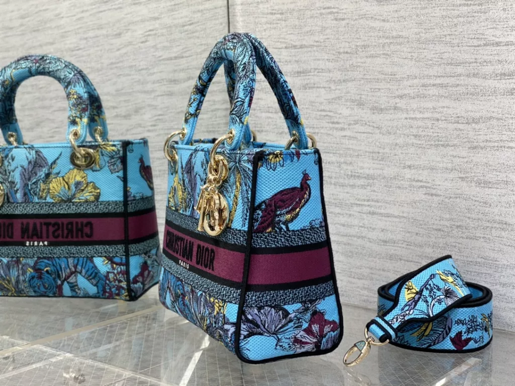 Lady's latest concept of zoo embroidery series, full of immortality, classic graphic embroidery, and exquisite craftsmanship 🔍， Perfect color scheme, overall fashionable yet retro, high-end yet romantic 💓 Size: 24cm