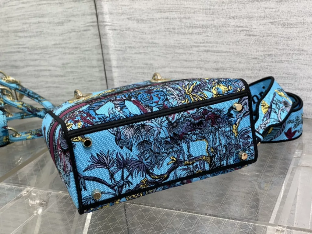 Lady's latest concept of zoo embroidery series, full of immortality, classic graphic embroidery, and exquisite craftsmanship 🔍， Perfect color scheme, overall fashionable yet retro, high-end yet romantic 💓 Size: 24cm